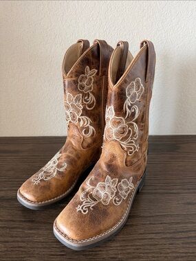 Shyanne Brown Kids Western Embroidered Pull-On Boots